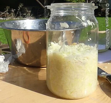 Weckglas mit fermentierten Sauerkraut