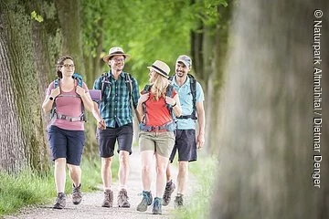 Wanderer auf dem Altmühltal-Panoramaweg bei Pappenheim