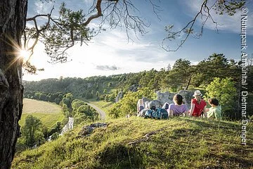 Wanderer bei den 12 Apostel bei Solnhofen