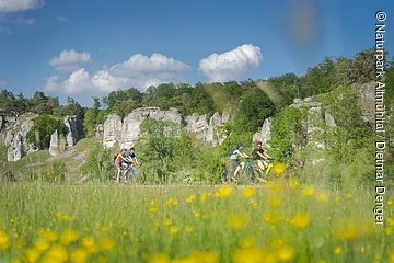 Radler vor den 12 Aposteln bei Solnhofen