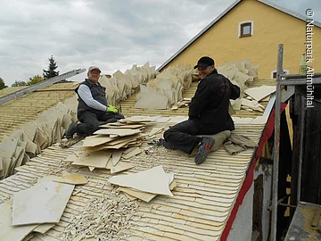 Dachdecker beim Legschiefer decken