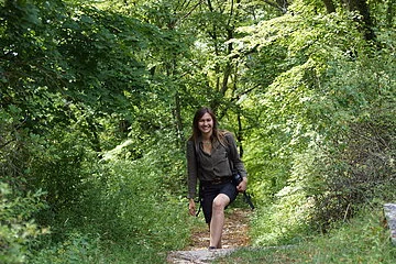 Naturpark-Rangerin im Wald