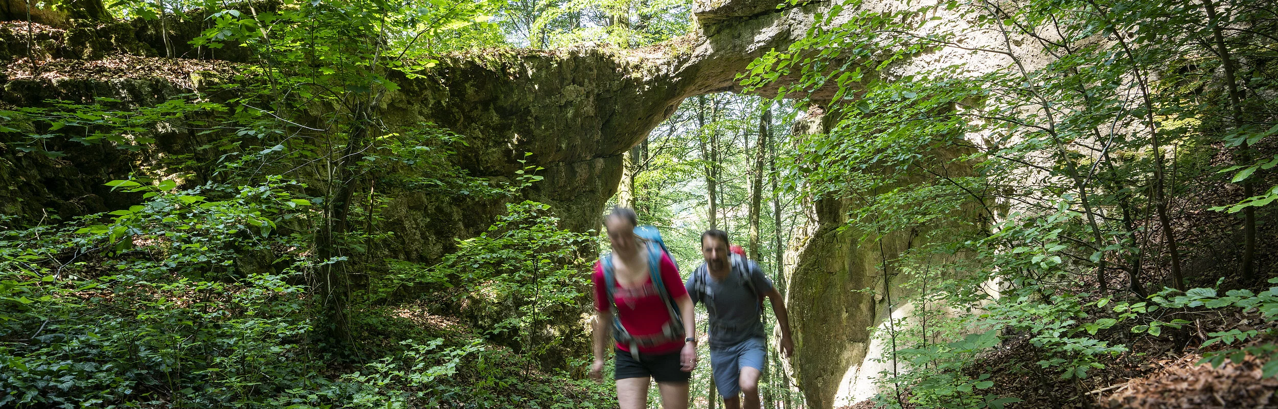 Wanderer am Felsentor bei Unteremmendorf 1