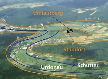 Verlauf der Urdonau, die den Bergsporn durchbrochen hat und so einen Umlaufberg abgetrennt hat. Die Flussrichtung der Schutter ist heute gegenläufig zu der der Urdonau